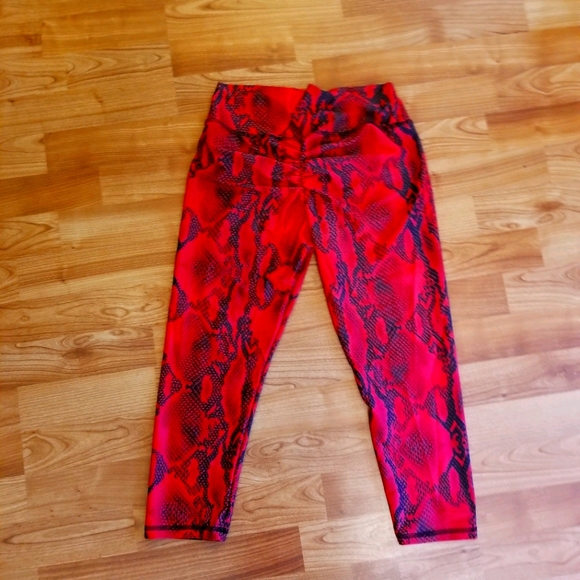 ABS2BFITness scrunch capri leggings! L Red Snake - Picture 2 of 3